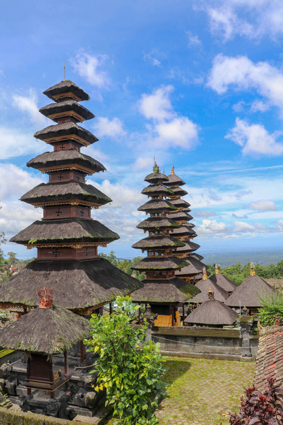 Telhados balineses tradicionais no complexo Pura Penataran Agung Besakih, o templo-mãe da Ilha Bali, Indonésia. Viagem e arquitetura de fundo
. - Foto, Imagem