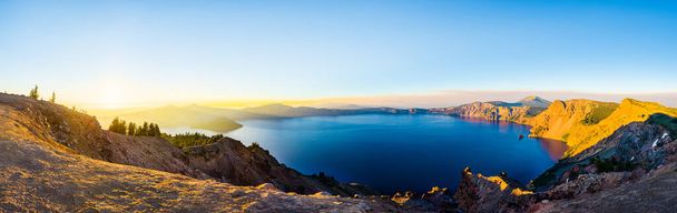 З найвищої точки зору кратера, озеро з "являється в повному вигляді, у всій своїй величі, коли сонце сідає над ландшафтом Орегону. - Фото, зображення