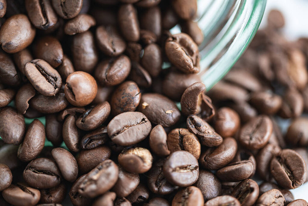 Pražená kávová zrna v pěkné hnědé barvě - Fotografie, Obrázek