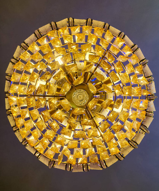 Spodní pohled na zapnutý zlatý lustr. Asijský lustr - Fotografie, Obrázek