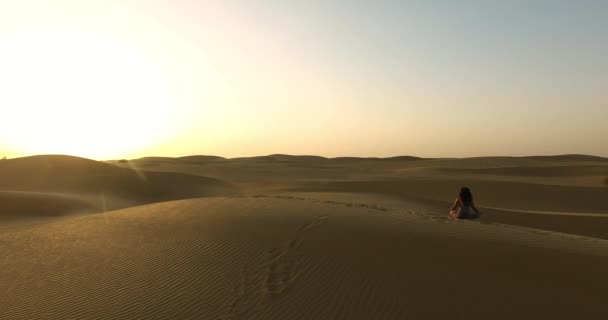 Девушка занимается йогой в пустыне
 - Кадры, видео