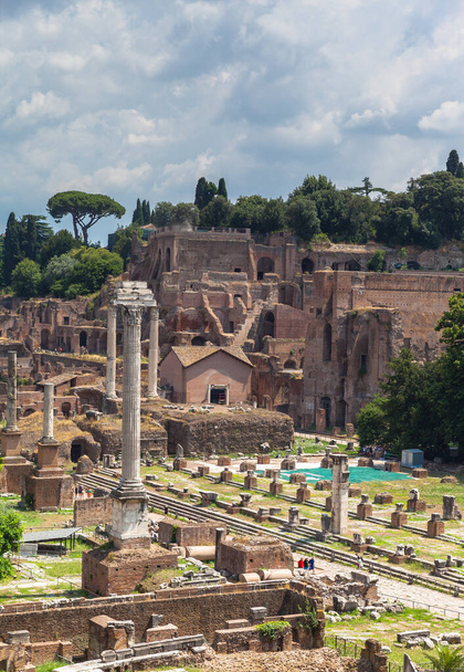 Vue sur les anciennes ruines du rome près du Colisée, Italie - Photo, image