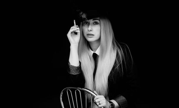 Κομψή γυναίκα κάπνισμα, κινηματογράφος στυλ, καλλιτεχνική εμπορική φωτογραφία για κάποια εκστρατεία - Φωτογραφία, εικόνα