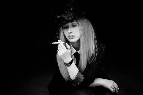 Elegancka kobieta palenie, styl kino, artystyczne zdjęcie komercyjne dla niektórych kampanii - Zdjęcie, obraz