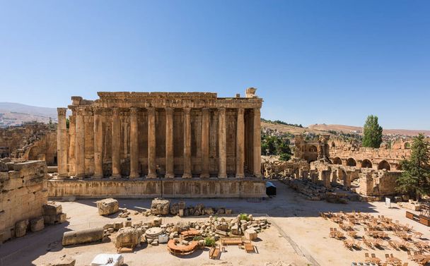 Baalbek miras alanı Lübnan 'daki Baküs antik Roma tapınağında oyulmuş süsler.. - Fotoğraf, Görsel