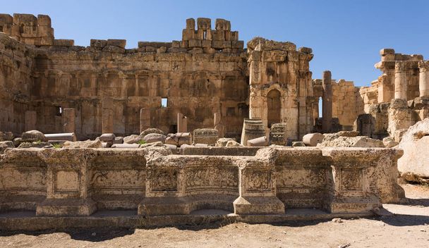 Grande corte do templo romano de Júpiter, Património Baalbeque, Líbano
 - Foto, Imagem