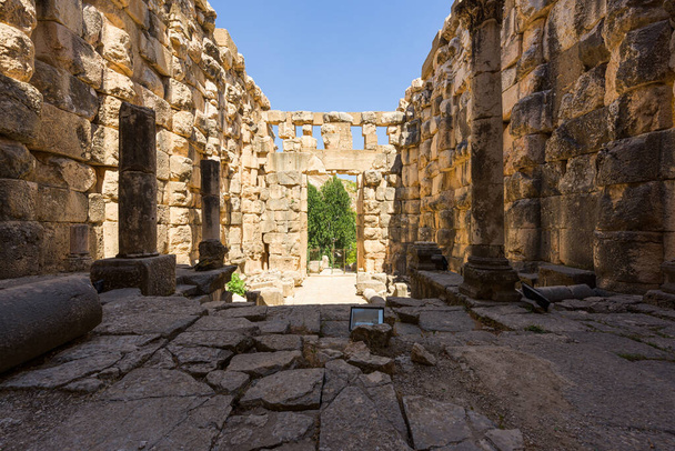 Starożytne ruiny dolnorzymskiej świątyni Niha, punkt orientacyjny w dolinie Bekaa, w Fourzol, Zahle, Liban - Zdjęcie, obraz