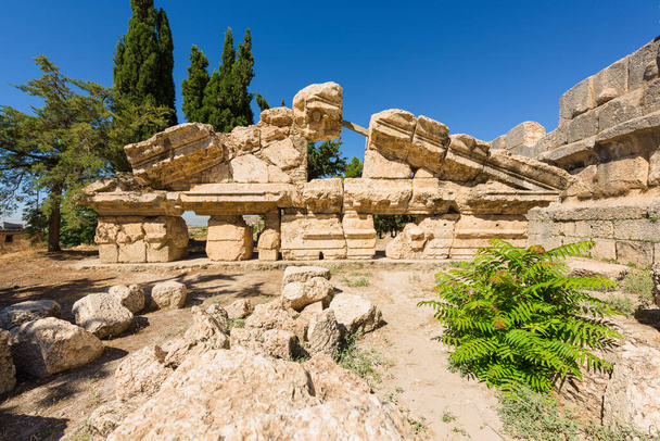 Древние руины римского храма, посвященного Юпитеру в Касарнабе, недалеко от Захле, Долина Бекаа, Ливан
 - Фото, изображение