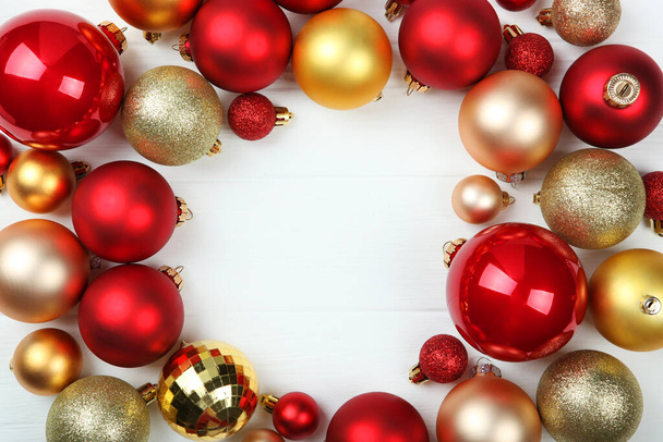Bolas decorativas de Navidad vista superior. Lugar para insertar texto
. - Foto, Imagen