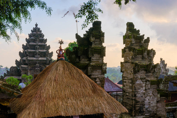 Выровненные балийские раздельные ворота и вход в Пура-Кеен, древний индуистский храм, недалеко от Убуда, Бали, Индонезия
 - Фото, изображение