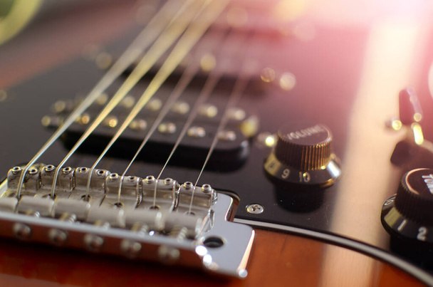  Elektrische Gitarre, zum Spielen von Musik und Noten, zum Singen eines Liedes, Makroabstrakt . - Foto, Bild