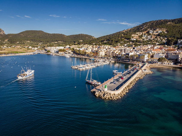 Bou αλιευτικό σκάφος που εισέρχεται στο λιμάνι, Andratx, Mallorca, Βαλεαρίδες Νήσοι, Ισπανία - Φωτογραφία, εικόνα