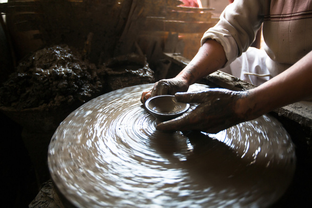 Close-up van handen werken clay op potter van wiel. - Foto, afbeelding