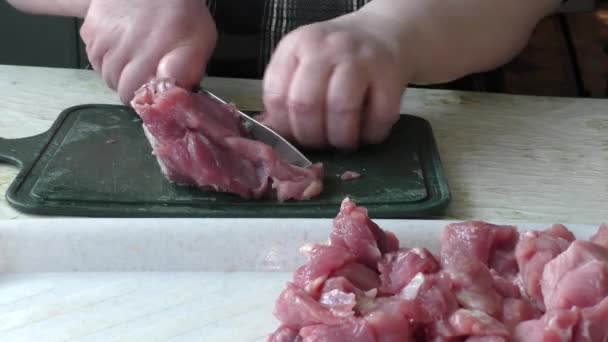 Koch schneidet das Schweinefleisch in Stücke - Filmmaterial, Video