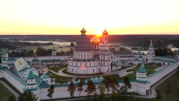 panorámás kilátás nyílik a kolostor malom hajnalban filmezett drón - Felvétel, videó