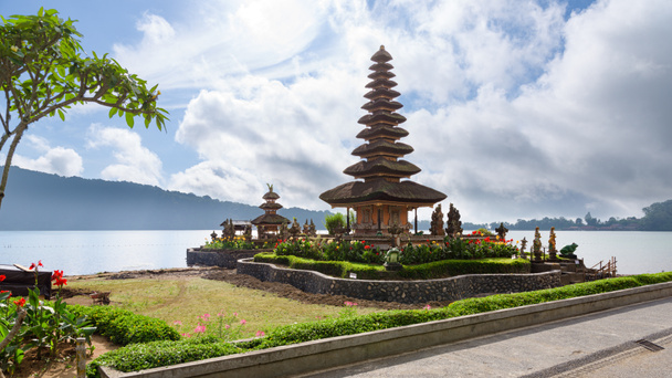 Zwei Türme des schwimmenden Hindu-Tempels Pura Bratan auf dem Bratan-See, Bedugul, Bali, Indonesien. - Foto, Bild