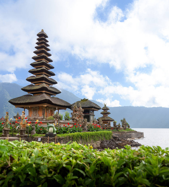 ブラタン湖に浮かぶプラ・ブラタン・ヒンドゥ寺院の2つの尖塔,ベドゥグル,バリ,インドネシア. - 写真・画像