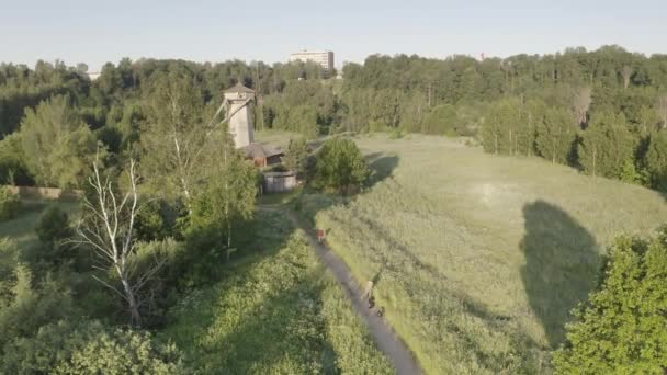 panoramisch uitzicht op de kloostermolen bij dageraad gefilmd vanaf een drone - Video