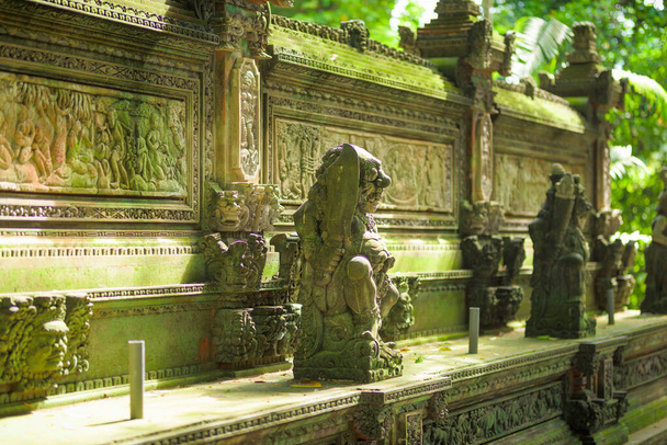 Sculptures de monstres, animaux et pierres érotiques autour des temples javanais hindous dans la forêt sacrée de singes d'Ubud, Bali, Indonésie. - Photo, image