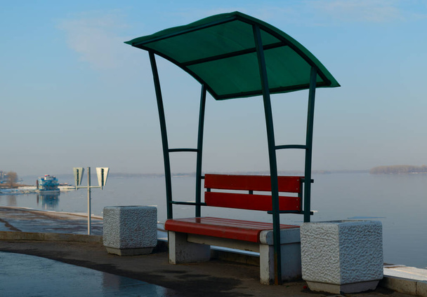 Уютная скамейка на тихой набережной
. - Фото, изображение