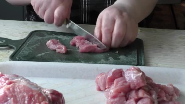 Koch schneidet das Schweinefleisch in Stücke - Filmmaterial, Video