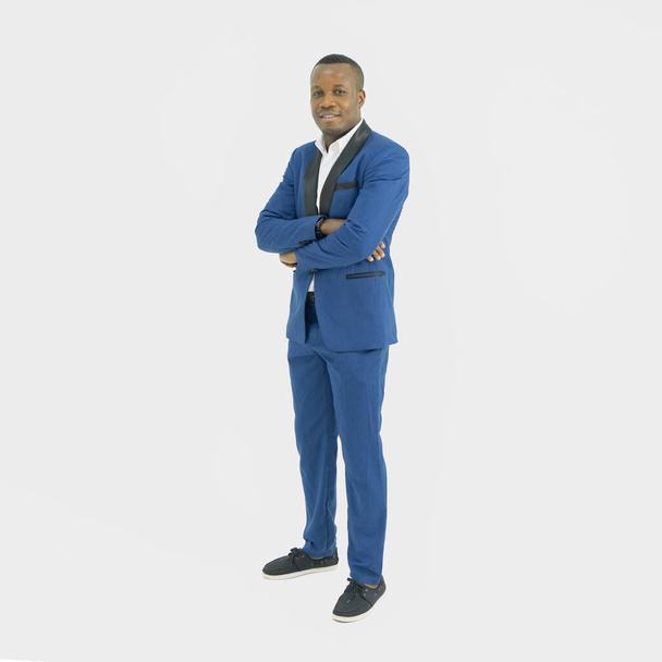 Portré mosolygós üzlet fekete amerikai férfi, afrikai személy áll elszigetelt divat design koncepció fehér háttér. - Fotó, kép