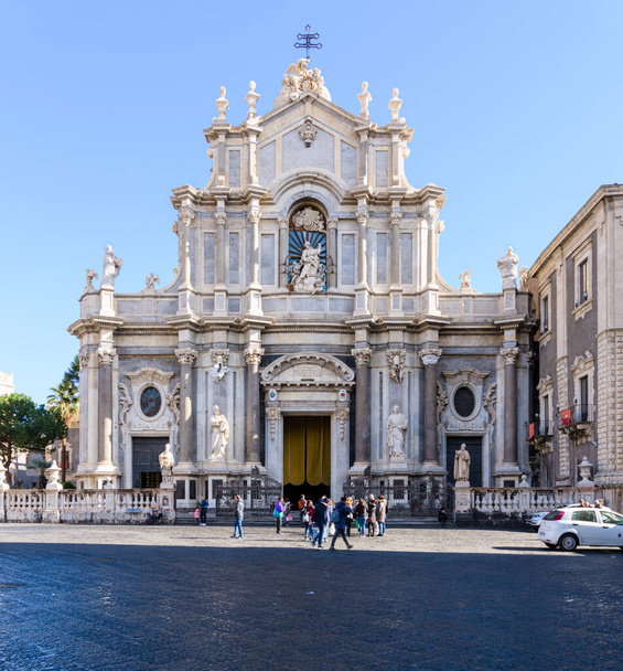 Καθεδρικός ναός Sant 'Agata, στην Κατάνια, Ιταλία, με την Σικελική μπαρόκ πρόσοψη που αντιμετωπίζει η Piazza Duomo στο κέντρο της πόλης. - Φωτογραφία, εικόνα