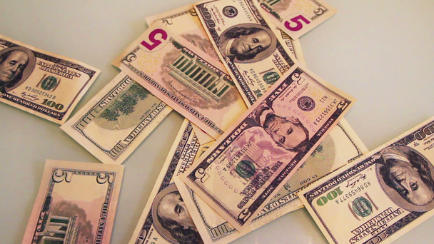 klesající dolarové bankovky - Záběry, video