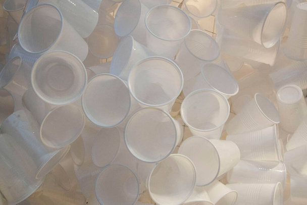 wiele białych jednorazowych plastikowych kubków, zapobieganie powstawaniu odpadów i separacja odpadów - Zdjęcie, obraz