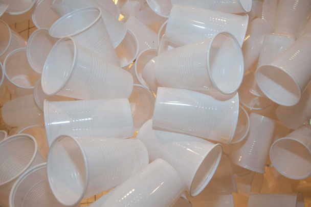muchos vasos de plástico desechables blancos, prevención de residuos y separación de residuos
 - Foto, Imagen