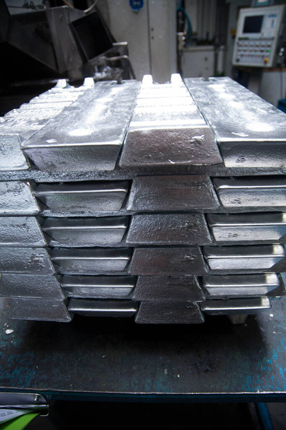 zinc, un metal diamagnético brillante con superficie brillante y plateada
 - Foto, imagen