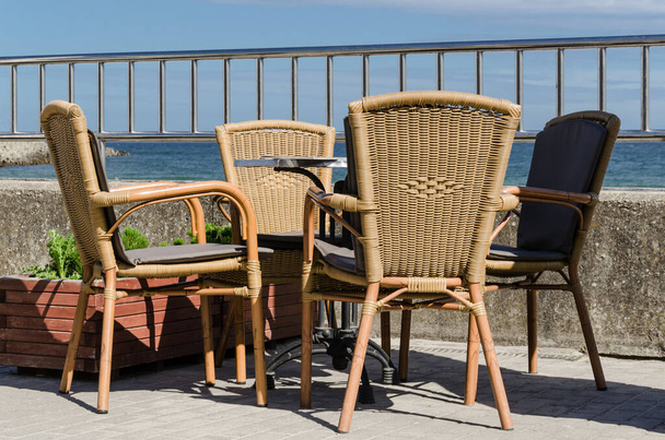 CAFETERIA Mesa para un restaurante junto al mar en el paseo marítimo con vistas al mar
 - Foto, Imagen
