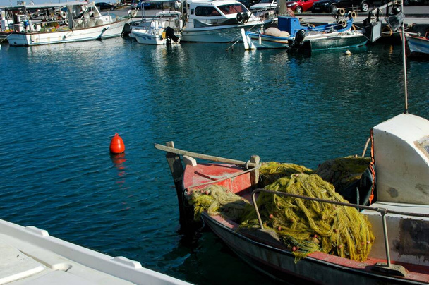 μικρό λιμάνι και όμορφο τοπίο των αλιευτικών σκαφών και δίχτυ για σαφή ηλιόλουστη μέρα και μπλε θάλασσα   - Φωτογραφία, εικόνα