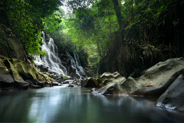 Kanto Lampo wodospad zasłony i rzeki w kanionie leśnym, zdjęcie długiej ekspozycji w pobliżu Ubud, Bali, Indonezja - Zdjęcie, obraz
