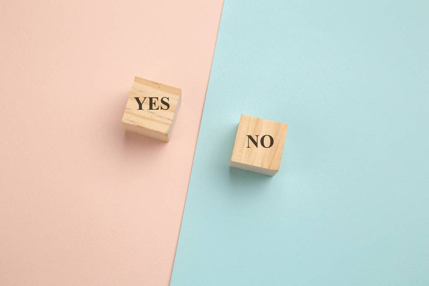 Choosing concept. Yes or No on wood blogs on colorful background. - Foto, Imagem