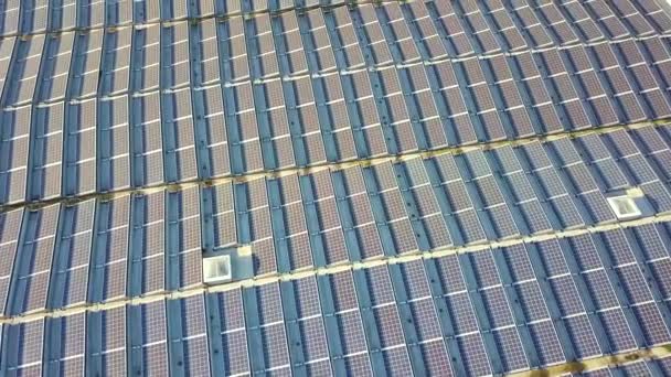 Sanayi binasının çatısına monte edilmiş birçok voltaik güneş panelinin hava görüntüsü. - Video, Çekim