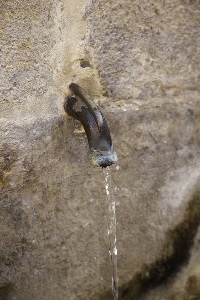 Steinbrunnen mit Wasser, Bau und Architektur - Foto, Bild