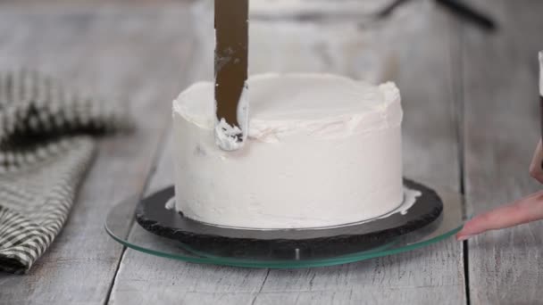 Кондитер готовит торт с кремом. Десерт на белом столе на кухне. Концепция домашней выпечки, приготовления тортов. - Кадры, видео