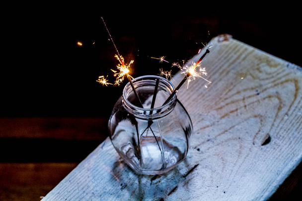 Sparkler Burning Bengali Fuoco su sfondo nero. fuochi d'artificio Anno nuovo, Natale, compleanno - Foto, immagini