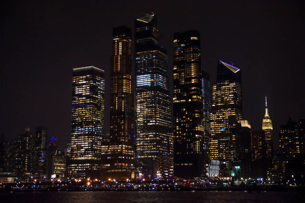 Місто Нью-Йорк виходить вночі. Вид з річки Гудзон, Нью-Йорк, США, Америка.  - Фото, зображення