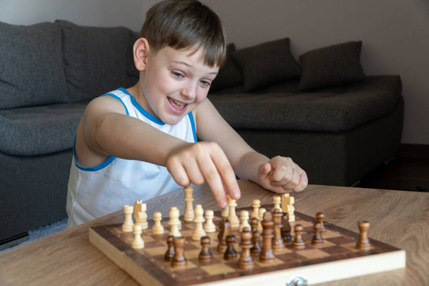 Zábavná hra s dětmi v šachu. Hraní deskových her s dětmi. - Fotografie, Obrázek