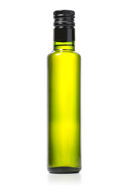 Olijfolie fles geïsoleerd op witte achtergrond met clipping pad - Foto, afbeelding