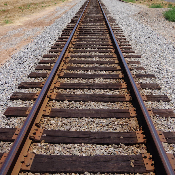 Bazı düz demiryolu raylarının perspektifi - Fotoğraf, Görsel