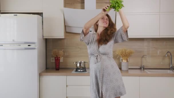 Happy Healthy Pregnancy Concept. Pregnant Woman Dancing And Cooking On Kitchen. - Πλάνα, βίντεο