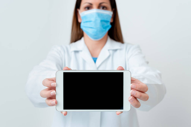 Πρόσωπο που φοράει ιατρική φορεσιά γάντια χειρουργική μάσκα διαφορετικές γωνίες σφηνάκια που λαμβάνονται με άδειο αυτοκόλλητο χαρτί αξεσουάρ σύγχρονη Smartphone - Φωτογραφία, εικόνα