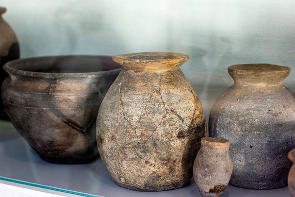 Παλιά σπασμένα αρχαία χειροποίητα πήλινα αγγεία από αρχαιολογικές ανασκαφές. - Φωτογραφία, εικόνα