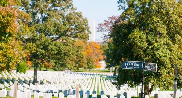 Arlington USA- 26 жовтня 2014; Arlington National Cemetery signs to grave esite of J F Kennedy and Tomb of unkown Soldier на історичному кладовищі військовослужбовців та героїв. - Фото, зображення