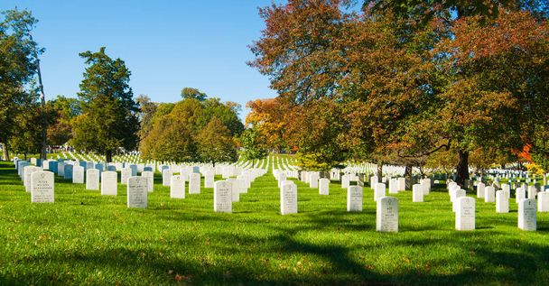 Arlington USA- 26 жовтня 2014; Арлінгтонський національний цвинтар історичний цвинтар військовослужбовців і героїв у Вірджинії через міст від меморіалу Лінкольна. - Фото, зображення