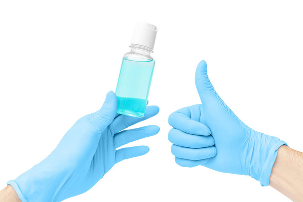 Izolowana ręka z rękawiczkami używa płynnego środka dezynfekującego na bazie alkoholu lub środka czyszczącego, który zabija większość rodzajów drobnoustrojów i wirusów. Koncepcja bakteriofobii i witalności - Zdjęcie, obraz