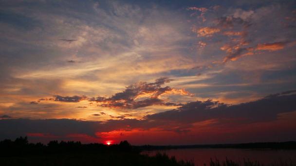 Zeitraffer mit Sonnenuntergang am Fluss - Filmmaterial, Video